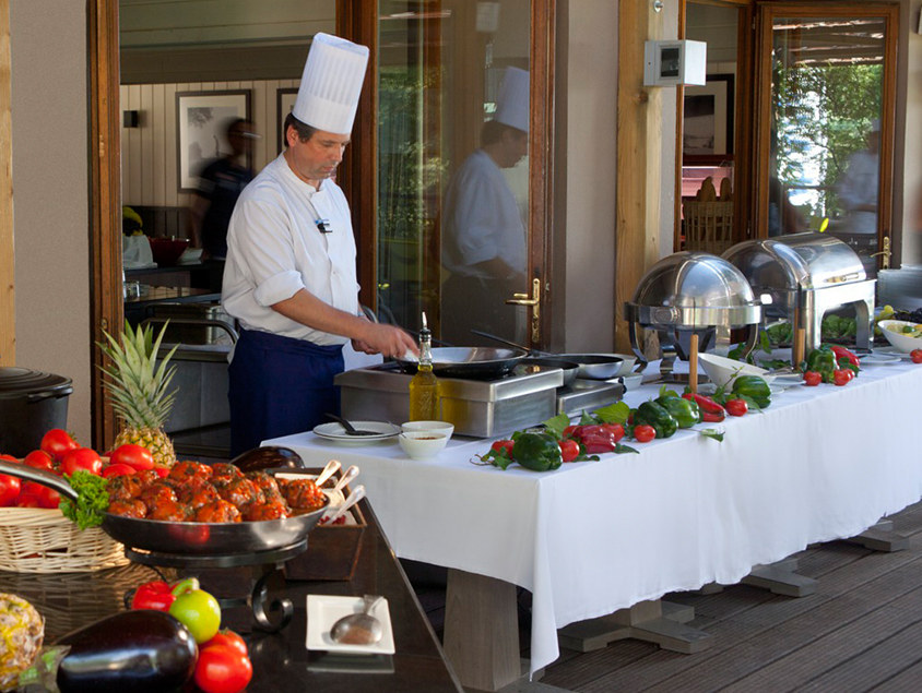 בופה אוכל בקלאב מד Opio en Provence צרפת