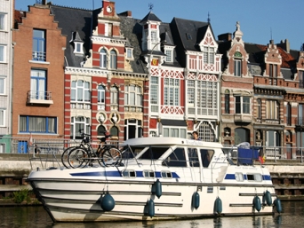 שייט תעלות בנהיגה עצמית בבלגיה.jpg